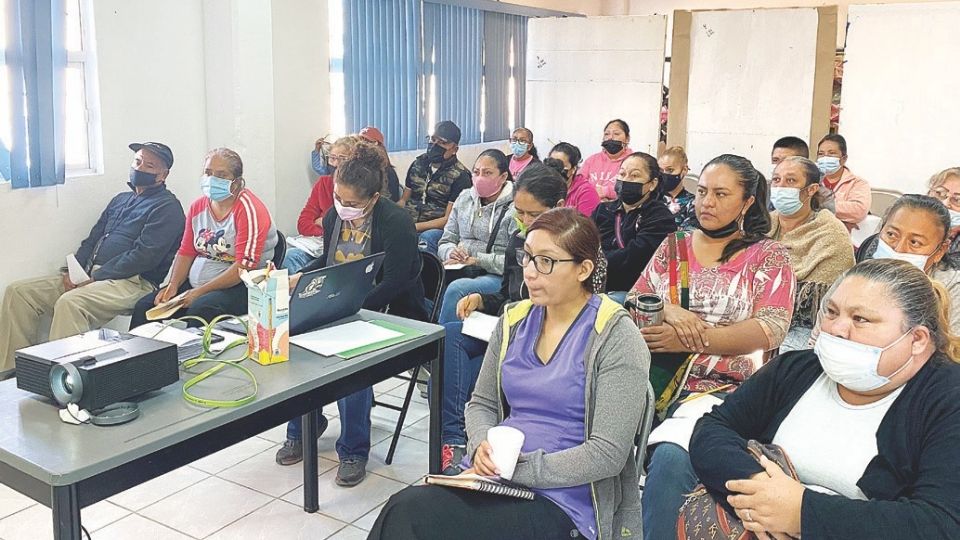 Orientan a padres de familia con taller.