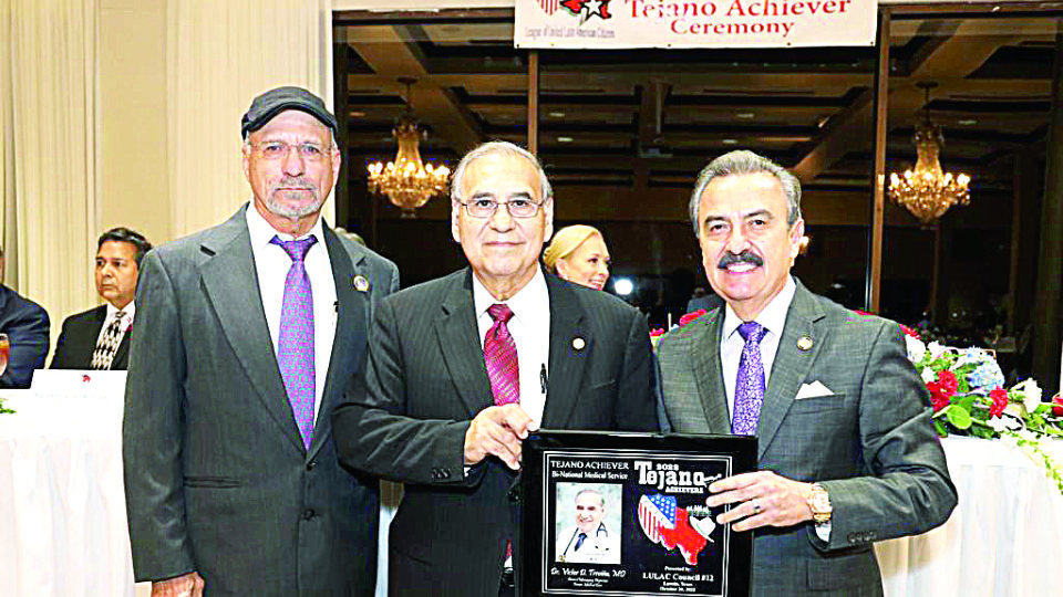 El doctor Víctor Treviño fue premiado con el Tejano Achiever, lo
acompañan Eduardo A. Garza Robles y Amando Garza.