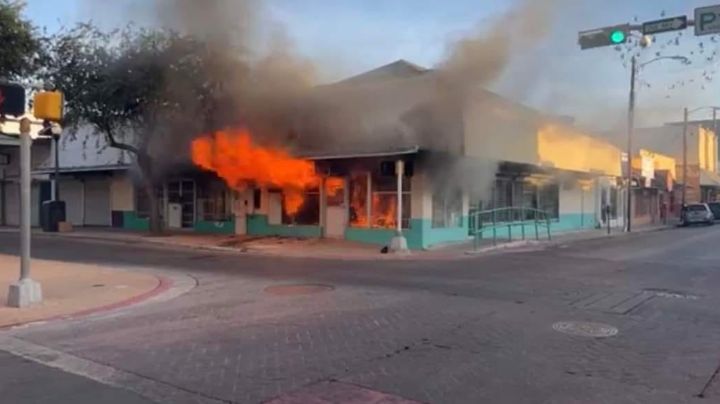 Reportan incendio en tienda del centro en Laredo Texas