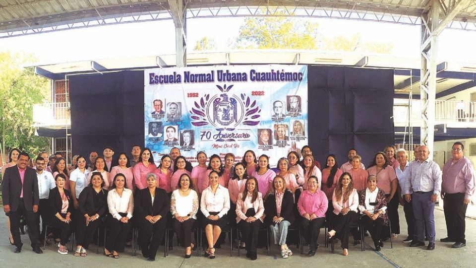 Personal docente se reunió para la foto del recuerdo.