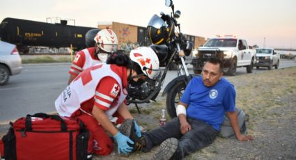 Motociclista es impactado por una camioneta y termina con lesiones