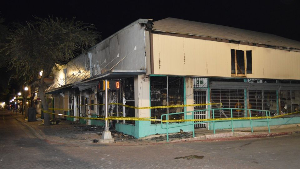 La alarma cundió en el centro histórico ayer cuando dos locales comerciales se incendiaron.