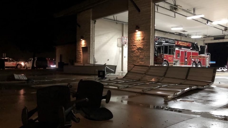 Daños severos se registraron en la estación de Bomberos, pero por fortuna no hubo lesionados.