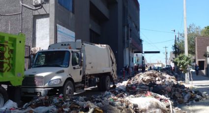 Protestan trabajadores por ley y tiran basura afuera del Congreso de Nuevo León