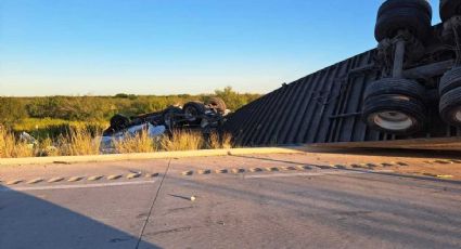 Tráiler vuelca aparatosamente en la Autopista Monterrey-Nuevo Laredo