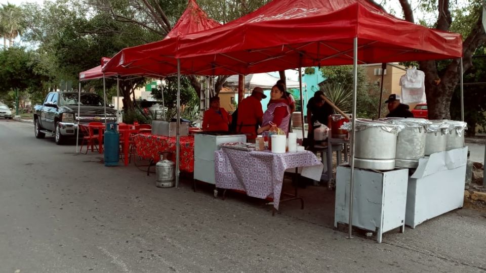 Los puesteros de comida comenzaron a instalarse alrededor de la iglesia.