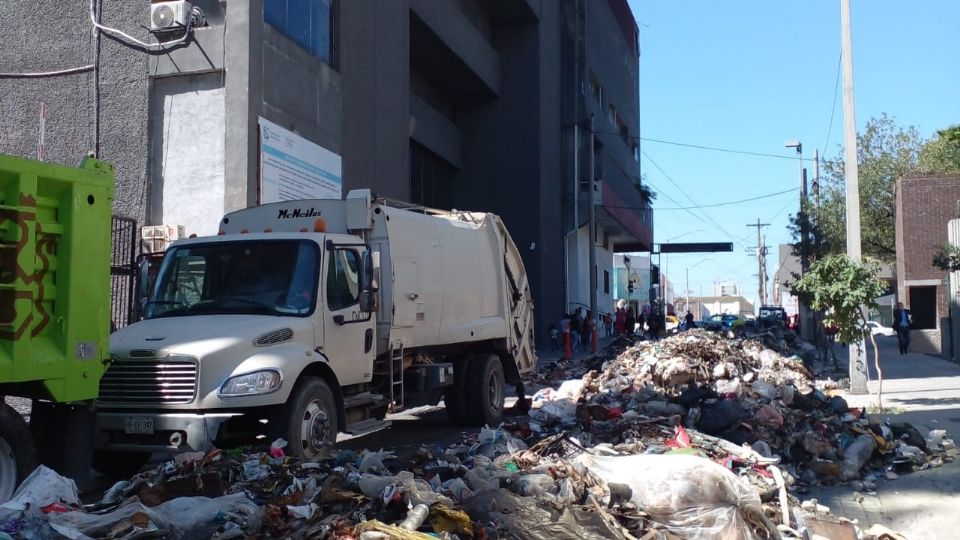 Trabajadores de Simeprode dejaron la basura sobre la calle Matamoros.