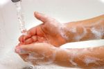 Niño se lavaba las manos en el baño y una bala perdida lo mató