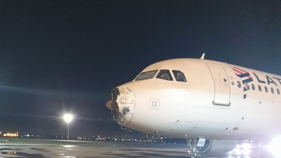 El avión de Latam aterrizó de verdadero milagro.