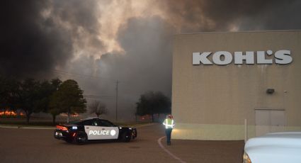 Fuego alcanza tienda Kohl's en Laredo Texas; incendio sigue activo