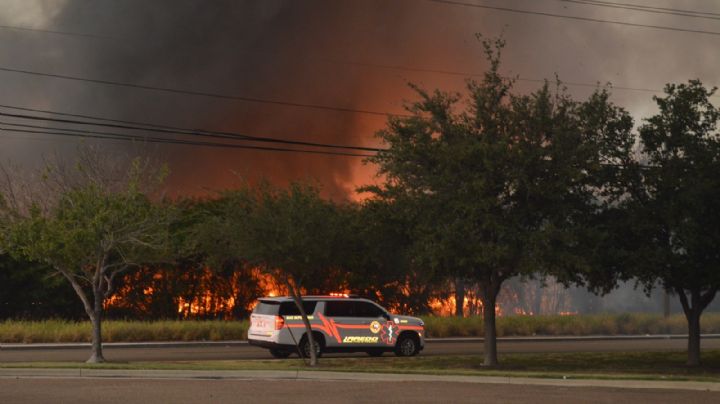Megaincendio en recicladora de Laredo | VIDEO