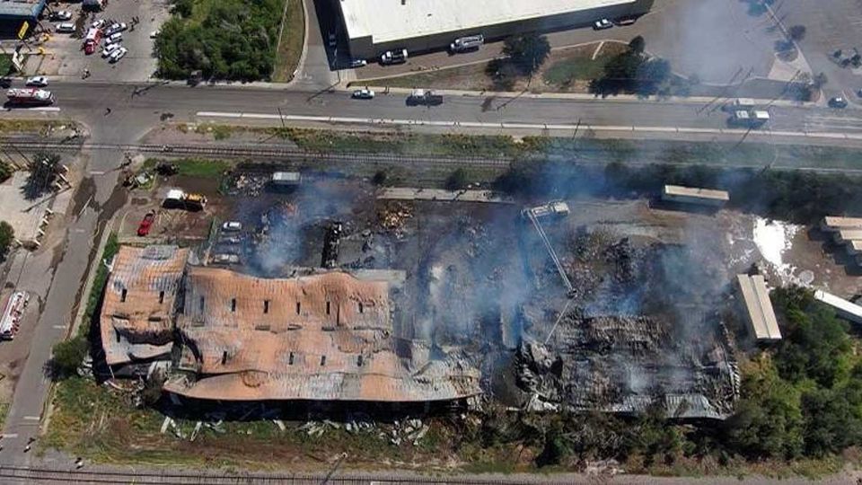 Bomberos siguen en el lugar