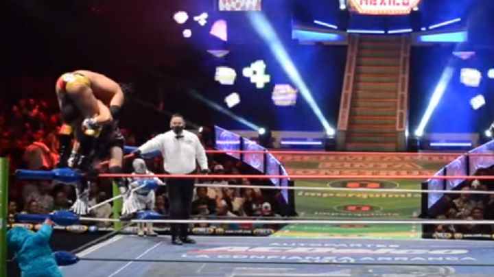 Luchador mexicano sufre convulsiones en plena pelea | VIDEO