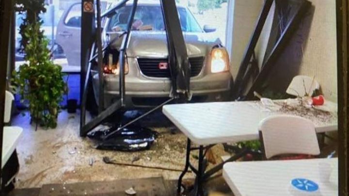 Se meten con camioneta a guardería en Laredo, Texas