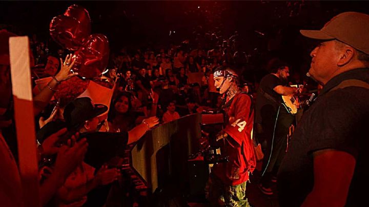 Santa Fe Klan le canta 'Las Mañanitas' a una fan en el concierto de Expomex en Nuevo Laredo