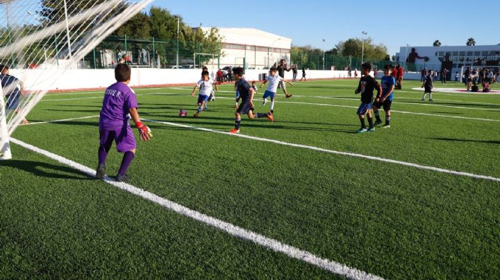 Renuevan las canchas de Fut 7 en Unidad Deportiva Benito Juárez