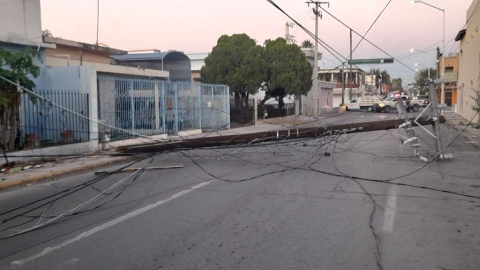 Un poste de luz fue derribado y dejó sin luz varias casas.