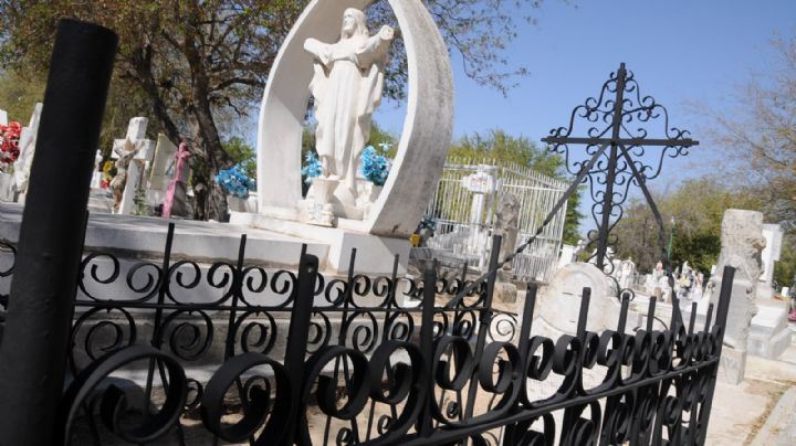 Niño se dedica a limpiar tumbas en el Panteón Municipal Antiguo