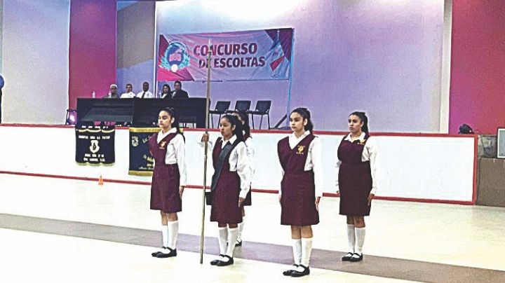Realizan competencia de escoltas de secundarias