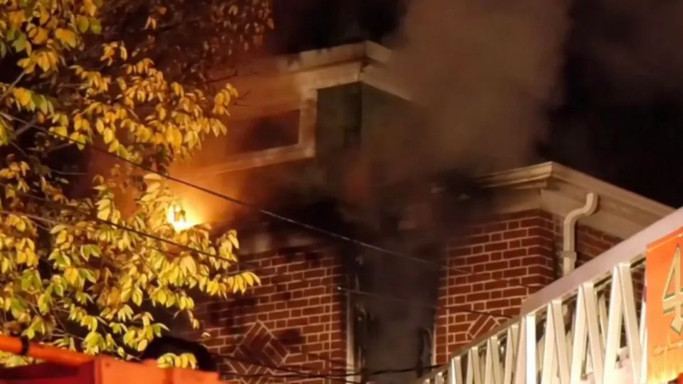 Mueren tres niños y una mujer en fatal incendio en Nueva York