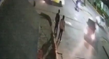 Captan momento en que dos personas son brutalmente arrolladas | VIDEO