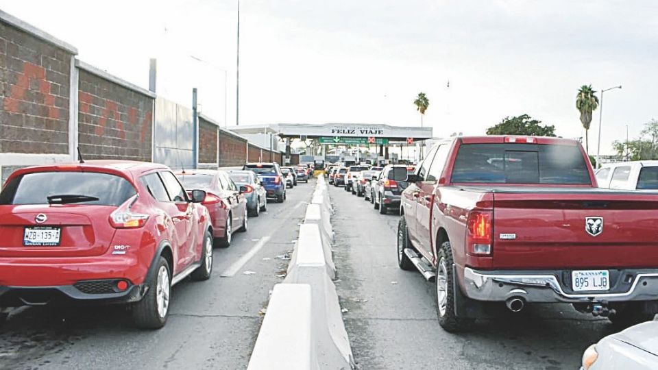 Largas filas se forman en el Puente II debido a la falta de casetas en el lado mexicano.