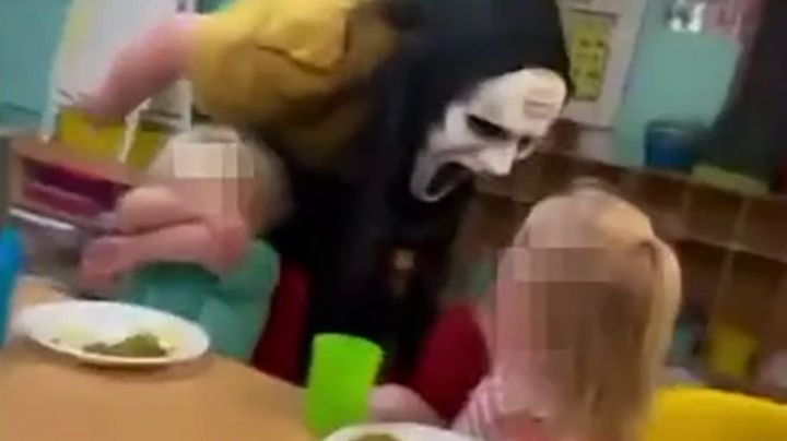 Empleadas de guardería aterrorizan a niños con máscaras de Halloween | VIDEO