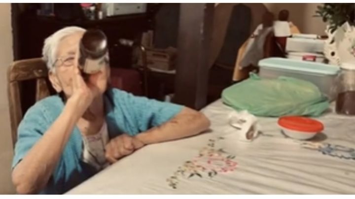 Abuelita de 105 años ´balconea' a su hija de 84; le decimos por qué