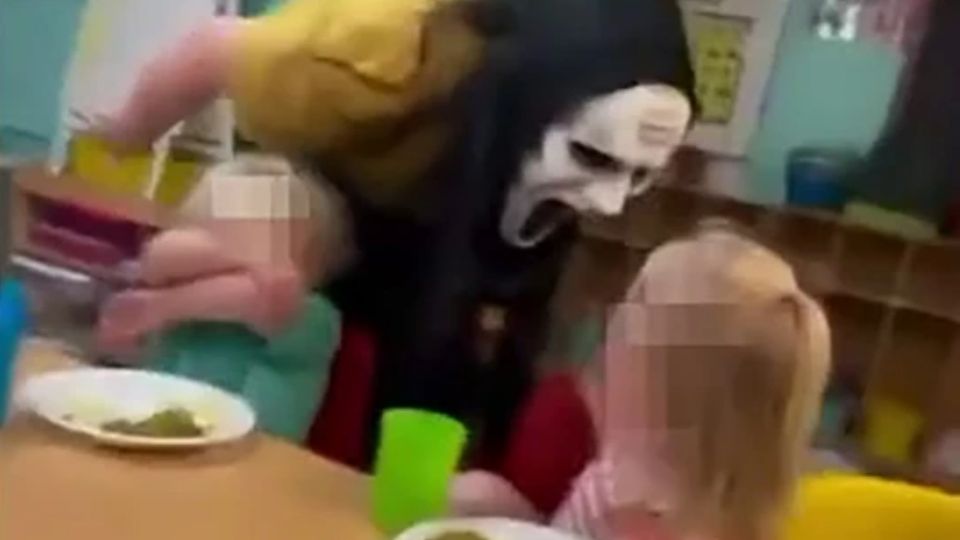 Empleadas de guardería causan terror en niños con máscara de Scream