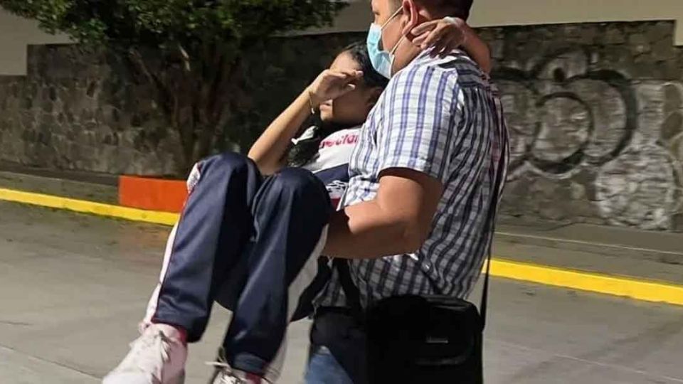 Completamente desmayados o sobre los hombros de sus padres, los alumnos llegaron al hospital donde se confirmó su estado por el narcótico