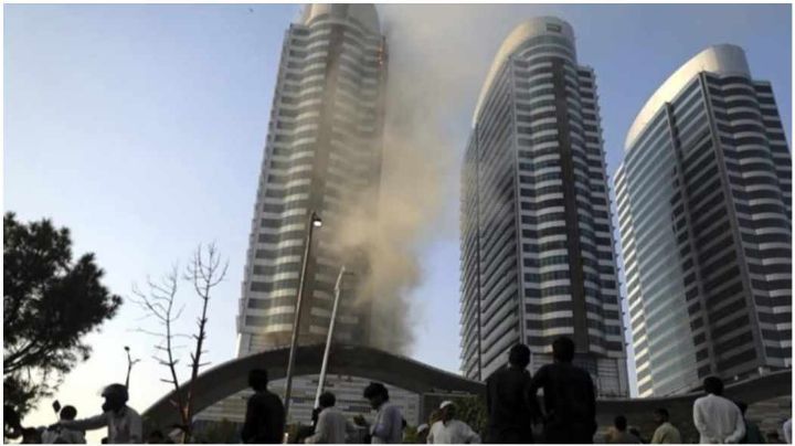 Se incendia edificio Centaurus en Pakistán | VIDEO