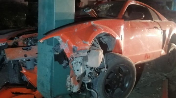Se estrella Mustang contra poste en la Carretera Aeropuerto