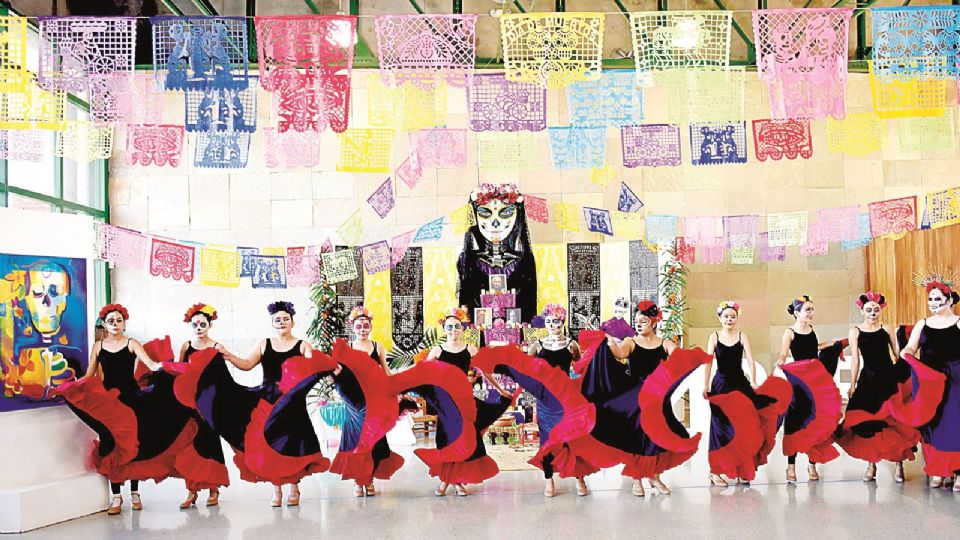 La maestra Ámbar González y sus estudiantes, rescatan tradiciones a través de la danza.