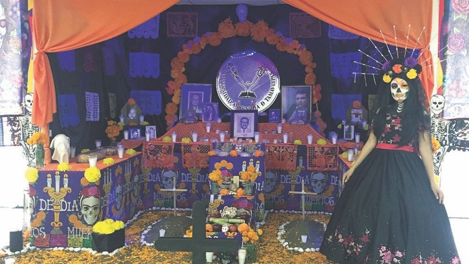 Se montó un altar para recordar a maestros y alumnos fallecidos.