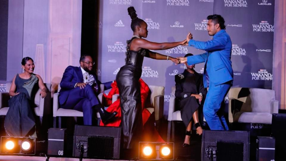 Lupita Nyong'o y Tenoch Huerta sorprendieron con sus mejores pasos de baile