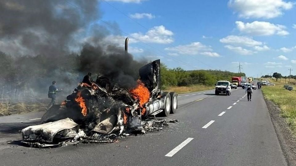 Como precaución la Secretaria de Seguridad Pública cerró la carretera, en tanto logran restablecer el paso