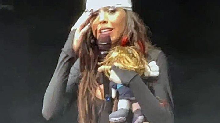 Danna Paola se da tremendo 'mameyazo' en pleno concierto; la vendan y sigue cantando | VIDEO