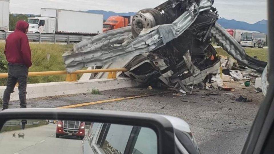 Las 20 toneladas de aguacate quedaron regadas por toda la parte baja del puente; el conductor milagrosamente resultó ileso