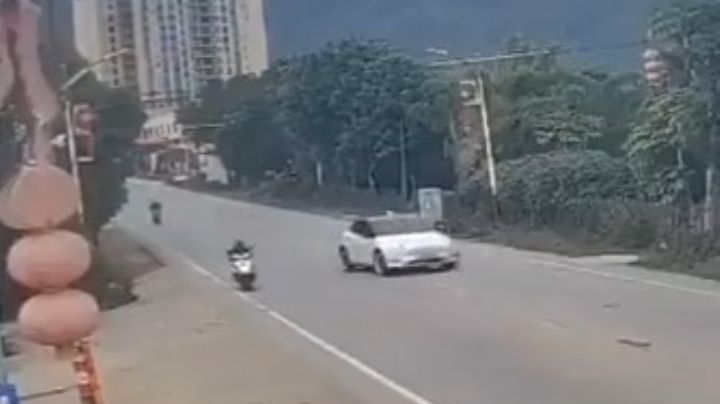 Automóvil Tesla presenta fallas, corre a más de 100 kph, atropella y mata a dos personas | VIDEO