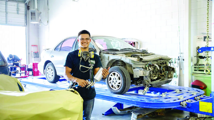 Aprenderán reparación de vehículos que son chocados en Laredo