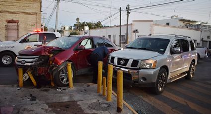 Jovencita destroza su camioneta y otros vehículos en la calle Obregón