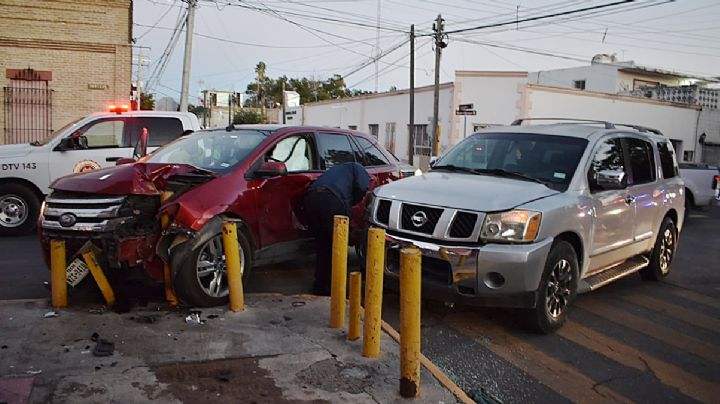 Jovencita destroza su camioneta y otros vehículos en la calle Obregón