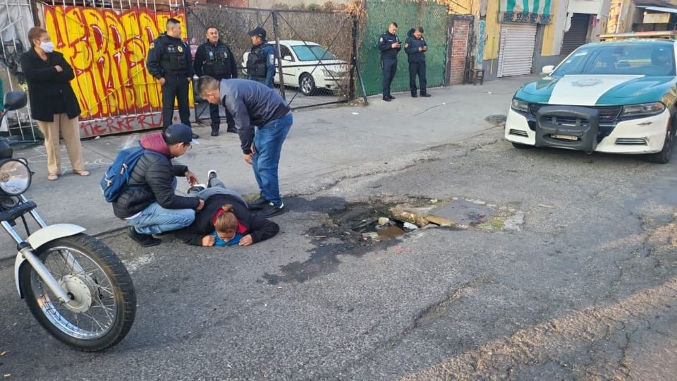 La mujer fue ayudada por dos jóvenes.