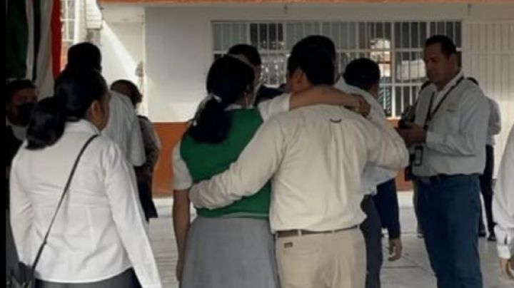 Se desmayan 30 alumnos durante honores en Veracruz; ¿qué les pasó?