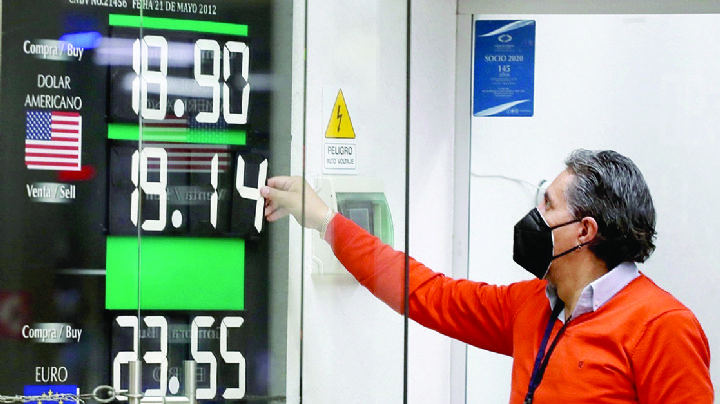 Sigue fuerte el peso y sube el petróleo; pronostican mayor crecimiento de lo esperado