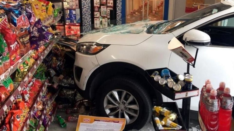 Una mujer equivocó los pedales de su camioneta y se metió a un OXXO