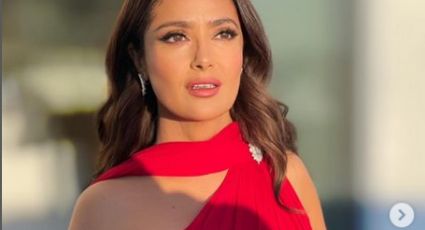 Salma Hayek impacta en Premios GQ con escote que deja poco a la imaginación | FOTOS