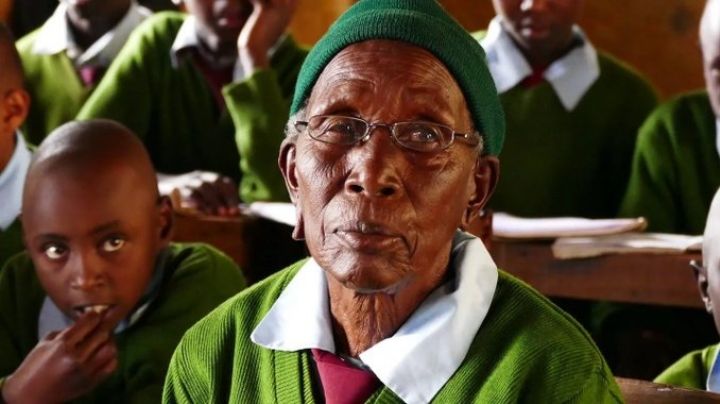 Muere abuelita de 99 años, la estudiante de primaria más vieja en Kenia