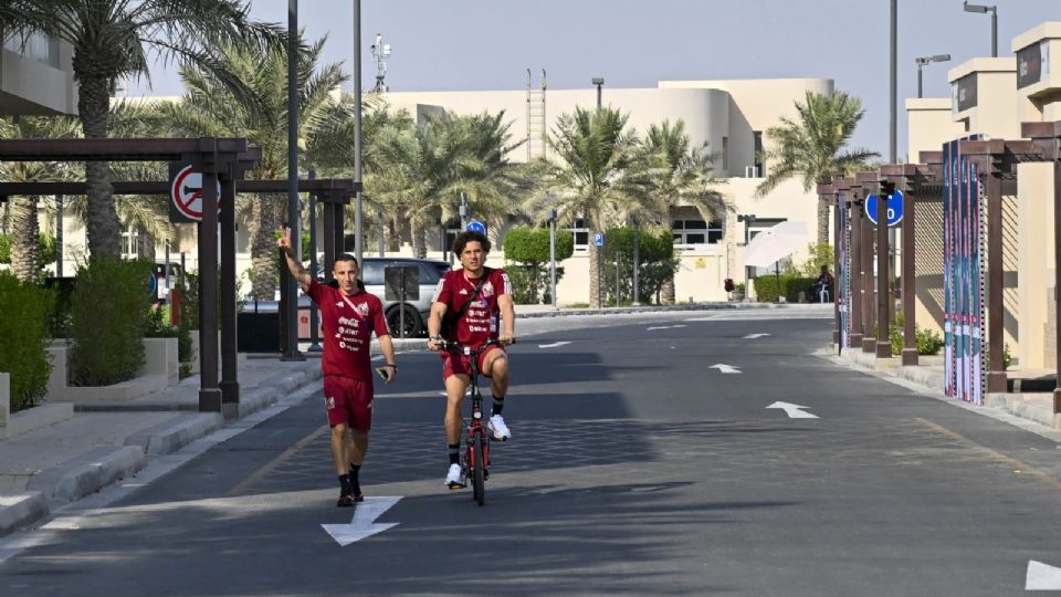 Andrés Guardado y Guillermo Ochoa, rumbo al entrenamiento del Tri en Qatar.