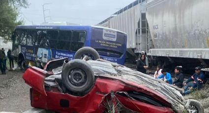 Tren embiste a camión y auto en García; hay un muerto y 20 heridos